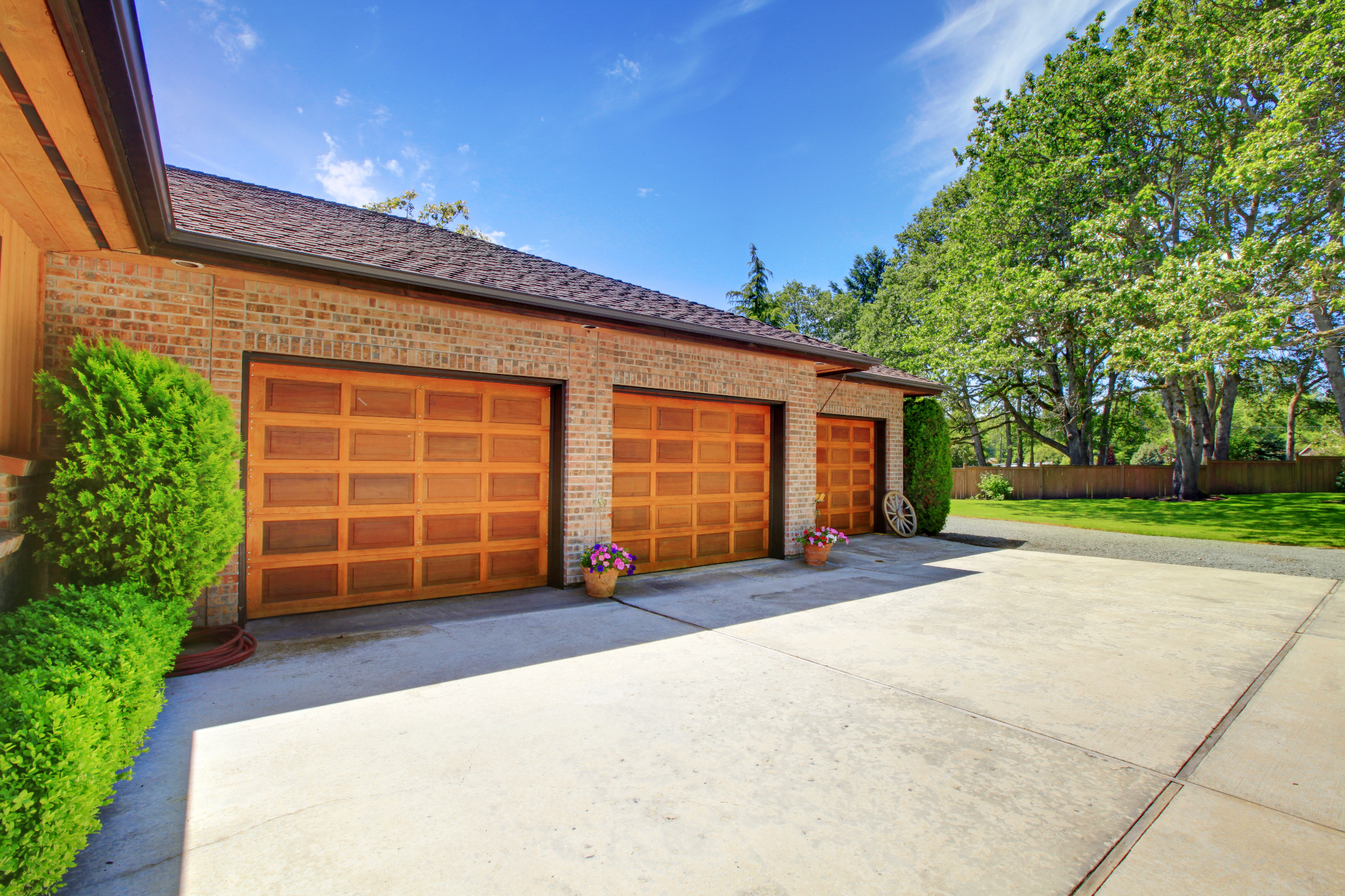 Garažna vrata nam lahko lepo poudarijo hišo
